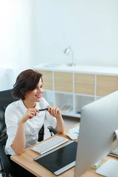 在办公室工作的妇女在计算机项目 女设计师在数码绘图片上工作 高分辨率 — 图库照片