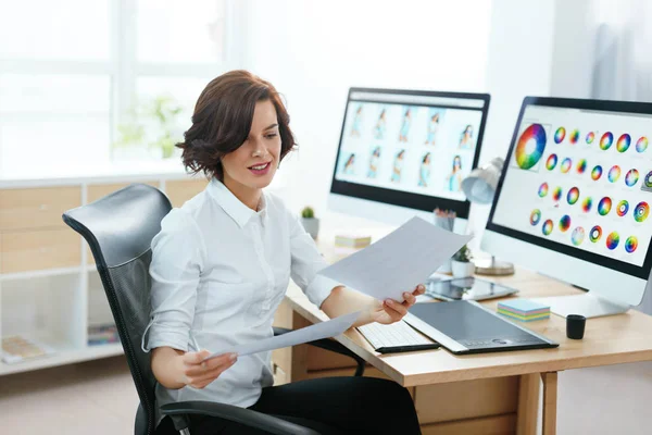 女设计师在办公室电脑工作 女性从事网页设计项目的插图 高分辨率 — 图库照片