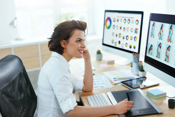 在计算机上工作的网页设计者 妇女创建网页设计 工作在办公室的项目 高分辨率 — 图库照片