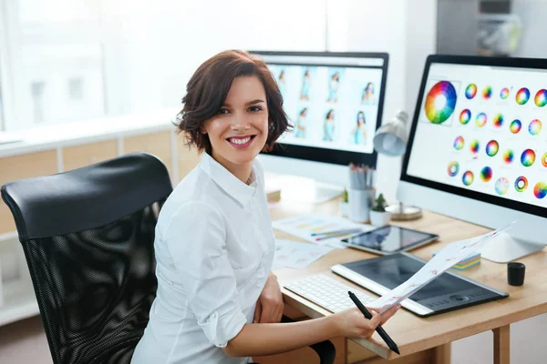 Designerin Arbeitet Büro Computer Frau Arbeitet Webdesign Projekt Mit Illustrationen — Stockfoto