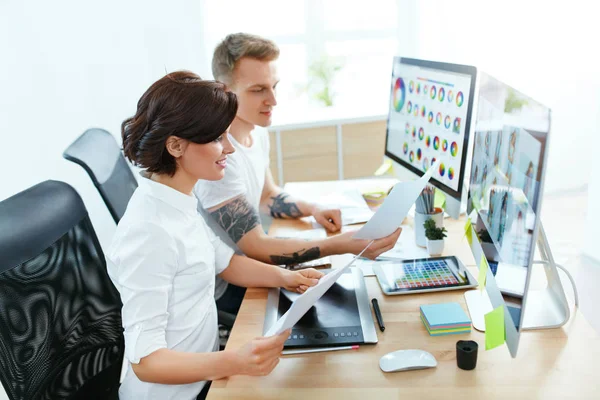 Ontwerpers Van Het Web Project Bezig Computer Moderne Het Office — Stockfoto