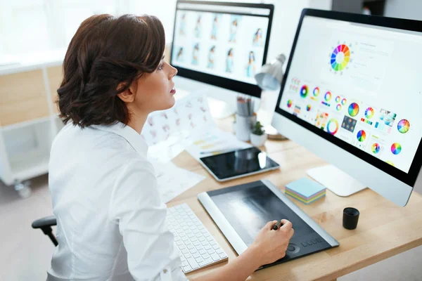 Webdesigner Die Computer Arbeiten Frau Die Webdesign Entwirft Und Büro — Stockfoto