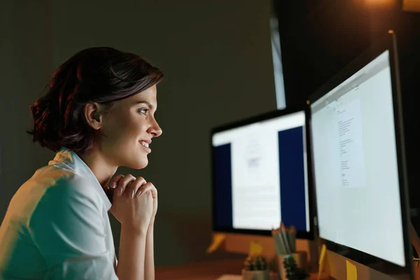 Tecnologia Inovação Programador Criando Site Programação Mulher Escritório Alta Resolução — Fotografia de Stock