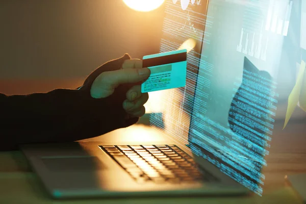 クレジット カードのハッキング オンラインのお金を盗んでいます オンライン個人情報および技術を使用して犯罪のハッカー 高分解能 — ストック写真