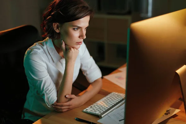 コンピューターの女性プログラマ ライティング ソフト 女性は オフィスで Web サイトを作成します 高分解能 — ストック写真