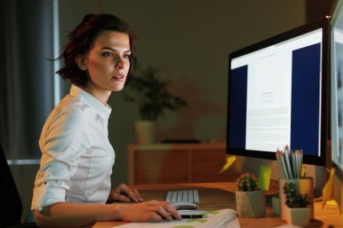 Yenilik teknoloji. Programcı web sitesi oluşturma. Office Programlamada kadın. Yüksek çözünürlük