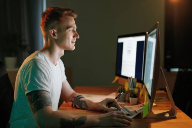 Mobil uygulaması bilgisayarda oluşturan programcı. Adam ofisinde çalışan kod yazma. Yüksek çözünürlük