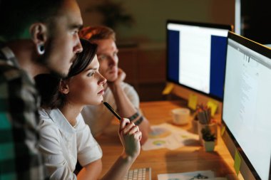 Programcılar Office yazılım üzerinde çalışıyor. Yeni uygulama yüksek çözünürlüklü kodlama kişilik ekibin