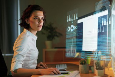 Yenilik teknoloji. Programcı web sitesi üzerinde holografik görüntü oluşturma. Office Programlamada kadın. Yüksek çözünürlük
