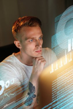Hologram ekranda çalışan programcı. Yazılım geliştirici bilgisayarda Office kod yazma. Yüksek çözünürlük