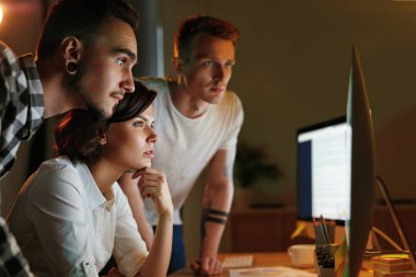 Programcılar Office yazılım üzerinde çalışıyor. Yeni uygulama yüksek çözünürlüklü kodlama kişilik ekibin