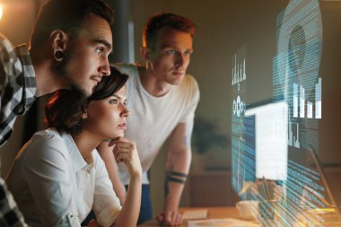 Programcılar Office yazılım üzerinde çalışıyor. Yeni uygulama yüksek çözünürlüklü kodlama kişilik ekibin