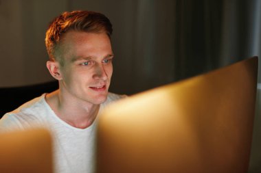 Programcı kodlama yazılımı bilgisayarda. Geliştirici ofisinde çalışan kod yazma. Yüksek çözünürlük