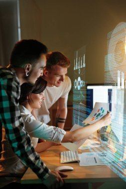 Programcılar Office yazılım üzerinde çalışıyor. Yeni uygulama yüksek çözünürlüklü kodlama kişilik ekibin