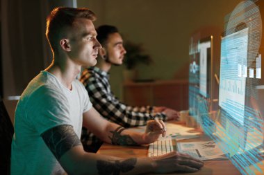 Bilgi teknolojisi. Holografik ekran üzerinde kod yazan programcılar. Erkekler ofiste yazılım oluşturma. Yüksek çözünürlük 