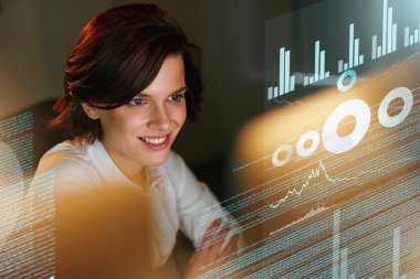 Kadın programcı hologram göstermek ile çalışma. Kadın programlama, bilgisayar üzerinde kod yazma. Yüksek çözünürlük