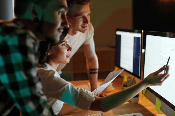 Programadores Trabajando Software Oficina Equipo Personas Codificación Nueva Aplicación Alta — Foto de Stock