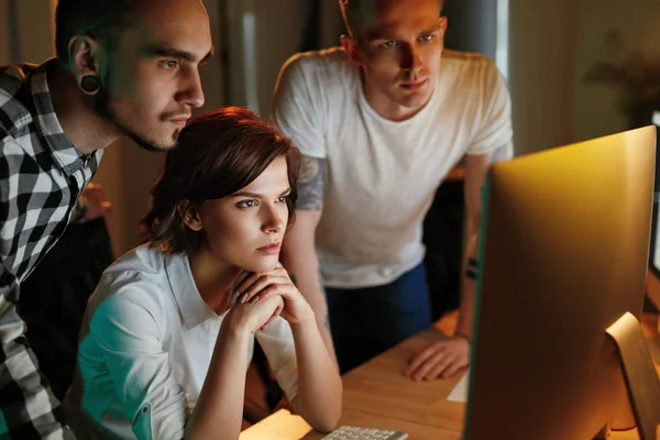 Programadores Trabalhando Software Escritório Equipe Pessoas Codificando Novo Aplicativo Alta — Fotografia de Stock