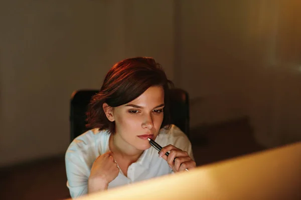 컴퓨터에서 프로그래머 소프트웨어입니다 여자는 사무실에서 사이트를 만듭니다 해상도 — 스톡 사진