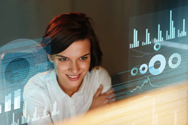 Programador Femenino Que Trabaja Con Exhibición Del Holograma Woman Programming — Foto de Stock
