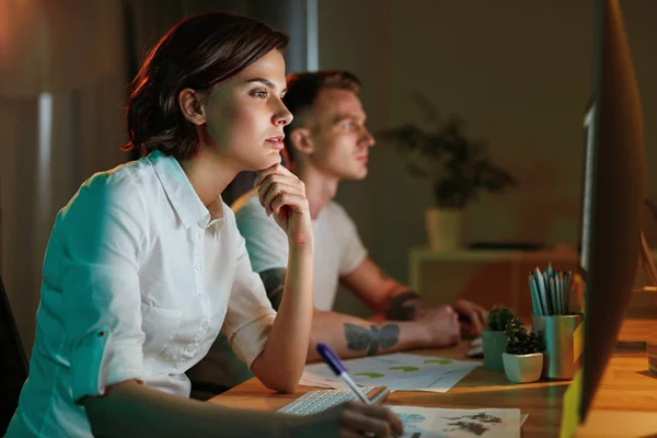 Programmeurs Schrijven Van Software Voor Website Computer Man Vrouw Programmeren — Stockfoto