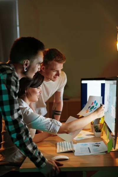 Programmeurs Travaillant Sur Logiciel Dans Bureau Équipe Personnes Codage Nouvelle — Photo