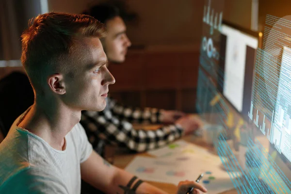 Bilgi Teknolojisi Holografik Ekran Üzerinde Kod Yazan Programcılar Erkekler Ofiste — Stok fotoğraf