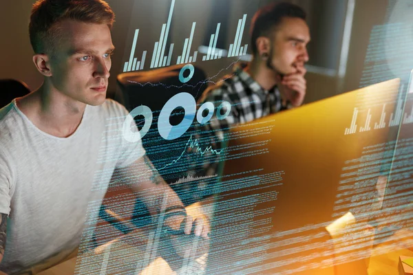 Informatietechnologie Programmeurs Schrijven Van Code Holografische Scherm Mannen Maken Van — Stockfoto