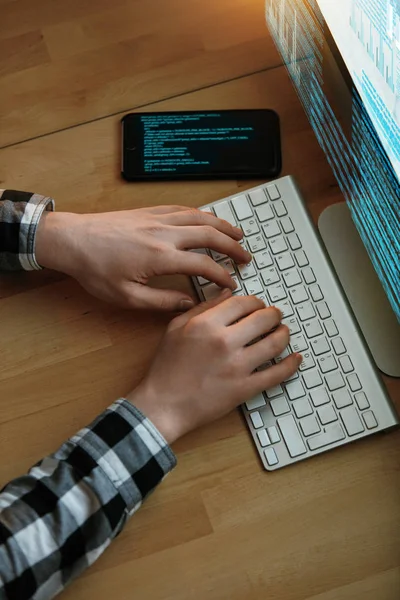 编程软件 程序员的手在白色电脑键盘上打字 高分辨率 — 图库照片