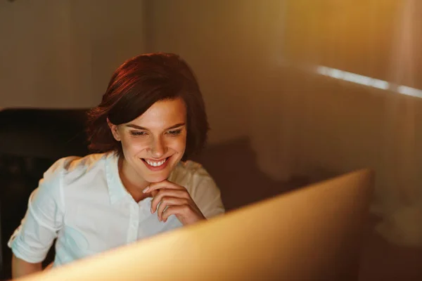 Software Femenino Escritura Del Programador Computadora Mujer Crear Sitio Web —  Fotos de Stock