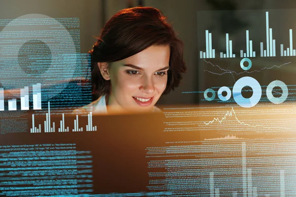 Programador Fêmea Que Trabalha Com Exposição Holograma Programação Mulheres Código — Fotografia de Stock