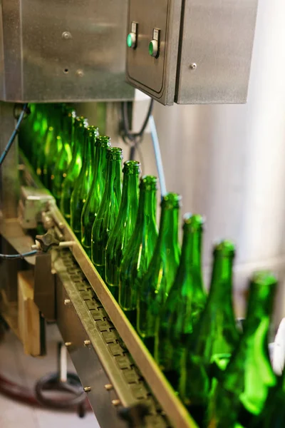 Процес пивоваріння пиво на пивоварні. — стокове фото
