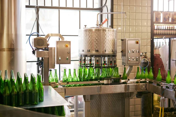 Процесс производства пива на пивоваренном заводе — стоковое фото