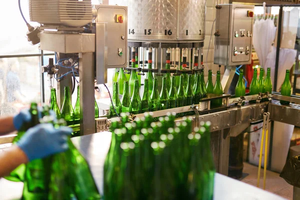 Produção de cerveja artesanal na cervejaria — Fotografia de Stock