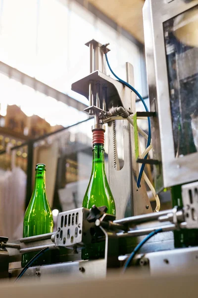 Cervejaria. Processo de fabricação de cerveja artesanal — Fotografia de Stock