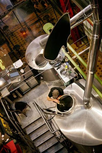 Пивоваренный завод с современным оборудованием — стоковое фото