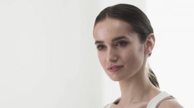 Hava öpücük. Öpücük gönderme güzel gülümseyen kadın portresi