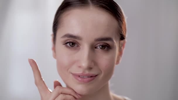 Piel facial saludable. Hermosa mujer tocando cara de belleza — Vídeos de Stock