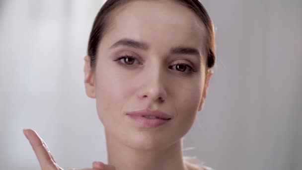 Υγιή όψη του δέρματος. Όμορφη γυναίκα αγγίζει πρόσωπο ομορφιάς — Αρχείο Βίντεο