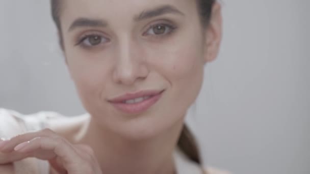 Naturlig skönhet. Vacker kvinna med Makeup leende närbild — Stockvideo