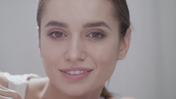 Natuurlijke schoonheid. Mooie vrouw met make-up glimlachend Closeup — Stockvideo