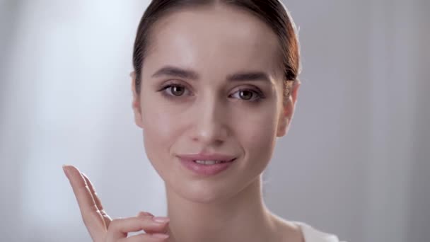 Gezonde gezicht huid. Mooie vrouw schoonheid gezicht aan te raken — Stockvideo