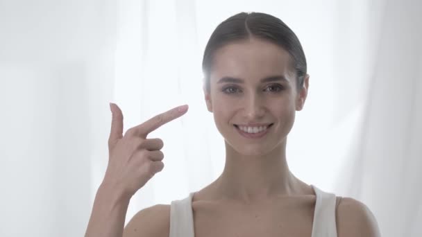 Vonzó nő, számláló öt ujja — Stock videók