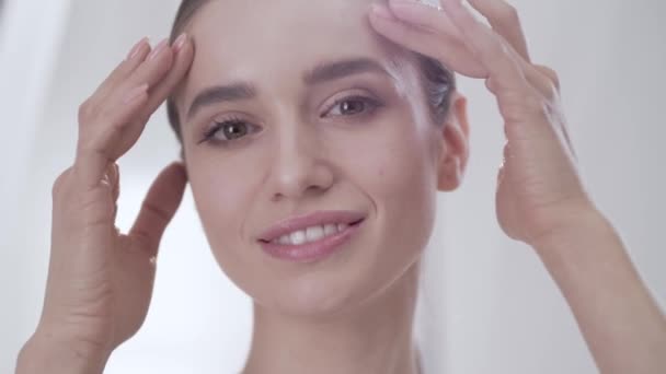 Beauty Face närbild. Kvinna röra hud och ler — Stockvideo