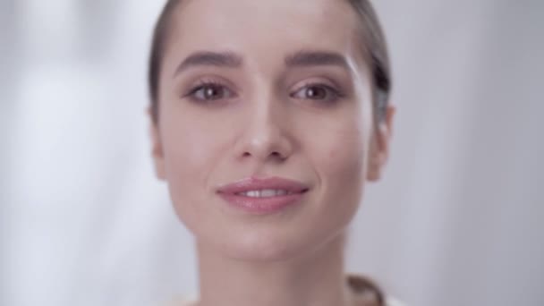 Cuidado facial de las mujeres. Sonriente mujer tocando la piel en la cara — Vídeos de Stock