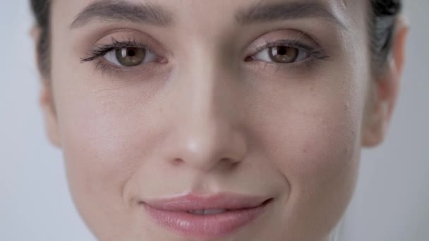 Soins du visage. Attrayant femme toucher la peau sous les yeux gros plan — Video