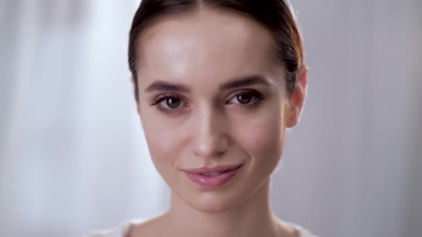 Friska ansiktet huden. Vacker kvinna röra skönhet ansikte — Stockvideo