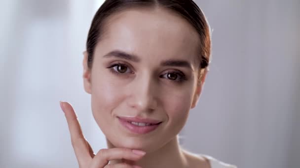 Gezonde gezicht huid. Mooie vrouw schoonheid gezicht aan te raken — Stockvideo
