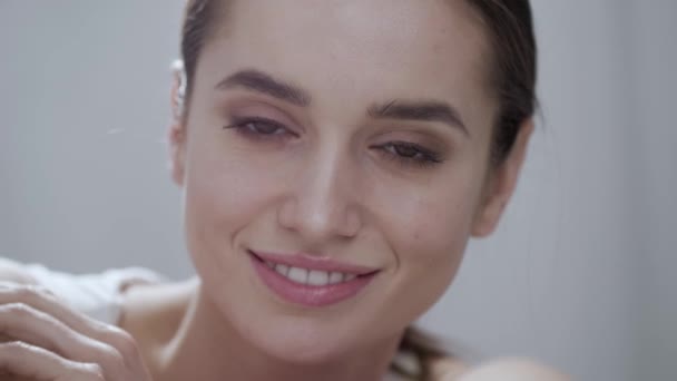 Přírodní krásy. Krásná žena s make-upem s úsměvem Closeup — Stock video