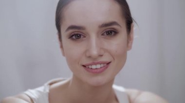 Güzellik yüz portre. Kadın cilt dokunmak ve gülümseyen